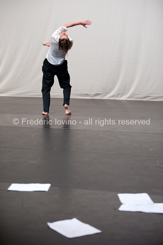 UNE PIECE MANQUANTE (Cécile Loyer, 2014) - Etape de création et répétition publique le 03 octobre 2014 au Gymnase CDC à Roubaix.Chorégraphie : Cecile Loyer Interprétation: Cecile Loyer - photographie © Frédéric Iovino