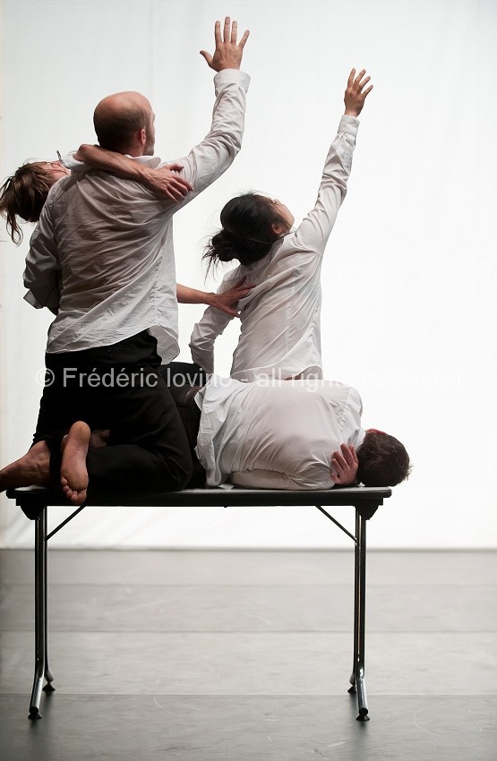 UNE PIECE MANQUANTE (Cécile Loyer, 2014) - Etape de création et répétition publique le 03 octobre 2014 au Gymnase CDC à Roubaix.Chorégraphie : Cecile Loyer Interprétation: Eric Fessenmeyer, Cecile Loyer, Eric Domeneghetty, Mai Ishiwata - photographie © Frédéric Iovino