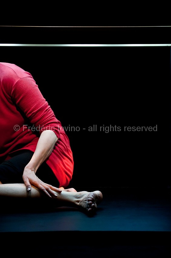 L'INSTABLE - décembre 2014 à l'Espace Pier Paolo Pasolini Valenciennes - performance : Nathalie Le Corre - son: Philippe Asselin - lumière: Sophie Lepoutre --- Photographie © Frédéric Iovino