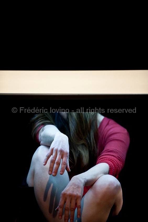 L'INSTABLE - décembre 2014 à l'Espace Pier Paolo Pasolini Valenciennes - performance : Nathalie Le Corre - son: Philippe Asselin - lumière: Sophie Lepoutre --- Photographie © Frédéric Iovino