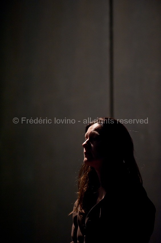 L'INSTABLE - décembre 2014 à l'Espace Pier Paolo Pasolini Valenciennes - performance : Nathalie Le Corre - son: Philippe Asselin - lumière: Sophie Lepoutre --- Photographie © Frédéric Iovino