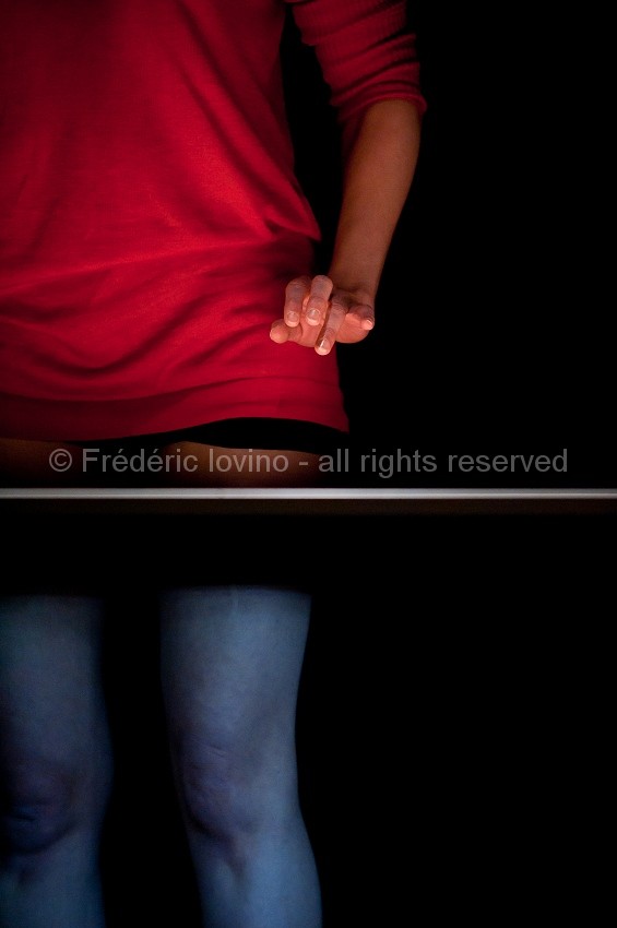 L'INSTABLE - décembre 2014 à l'Espace Pier Paolo Pasolini Valenciennes - performance : Nathalie Le Corre - son: Philippe Asselin - lumière: Sophie Lepoutre --- Photographie © Frédéric Iovino