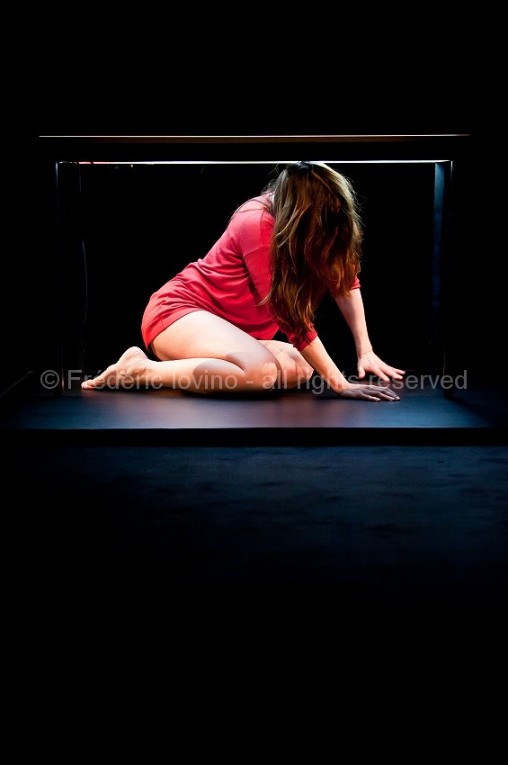 L'INSTABLE - décembre 2014 à l'Espace Pier Paolo Pasolini Valenciennes - performance : Nathalie Le Corre - son: Philippe Asselin - lumière: Sophie Lepoutre --- Photographie © Frédéric Iovino