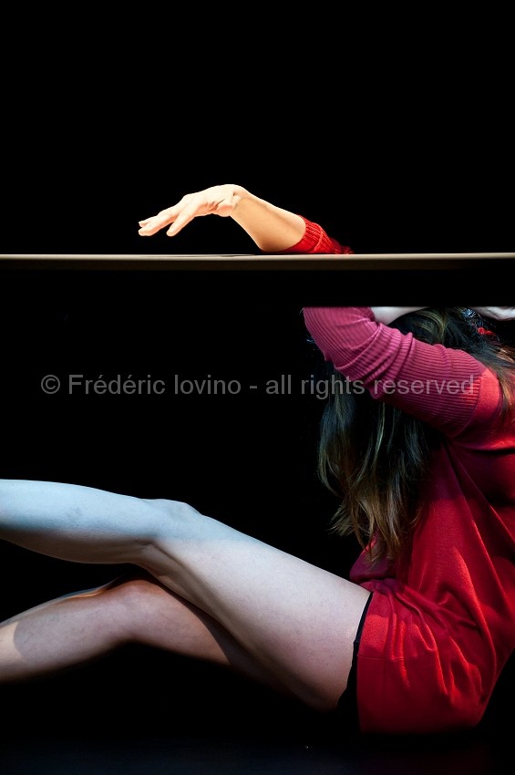 L'INSTABLE - décembre 2014 à l'Espace Pier Paolo Pasolini Valenciennes - performance : Nathalie Le Corre - son: Philippe Asselin - lumière: Sophie Lepoutre --- Photographie © Frédéric Iovino