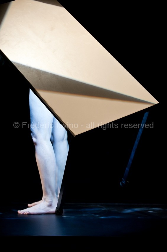 L'INSTABLE - décembre 2014 à l'Espace Pier Paolo Pasolini Valenciennes - performance : Nathalie Le Corre - son: Philippe Asselin - lumière: Sophie Lepoutre --- Photographie © Frédéric Iovino