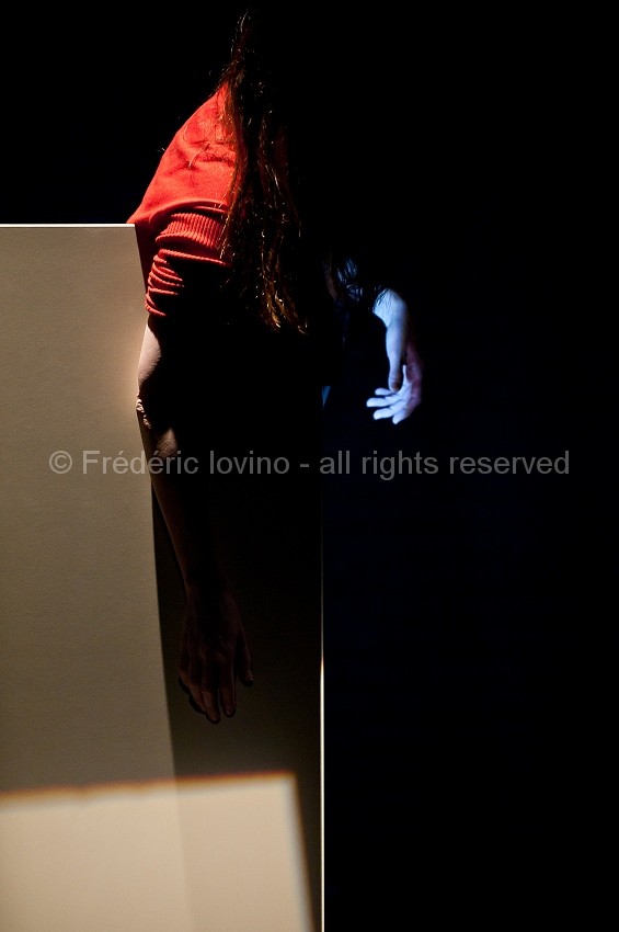 L'INSTABLE - décembre 2014 à l'Espace Pier Paolo Pasolini Valenciennes - performance : Nathalie Le Corre - son: Philippe Asselin - lumière: Sophie Lepoutre --- Photographie © Frédéric Iovino
