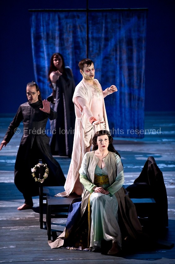 MADAMA BUTTERFLY (Jean-François Sivadier, 2015) - Du 18 mai 2015 au 04 juin 2015 à l'opéra de Lille - Mise en scène: Jean-François Sivadier, Direction musicale: Antonino Fogliani - AVEC : Serena Farnocchia , Tim Kuypers, François Piolino, Victoria Yarovaya - Photographie © Frédéric Iovino