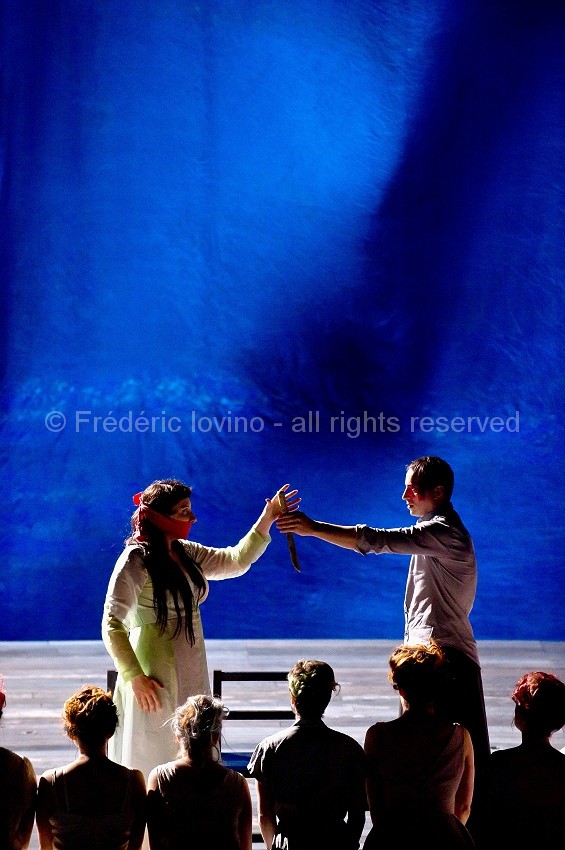 MADAMA BUTTERFLY (Jean-François Sivadier, 2015) - Du 18 mai 2015 au 04 juin 2015 à l'opéra de LilleMise en scène: Jean-François Sivadier, Direction musicale: Antonino Fogliani - AVEC : Serena Farnocchia , Rachid Zanouda, le Chœur de l'Opéra de Lille - Photographie © Frédéric Iovino