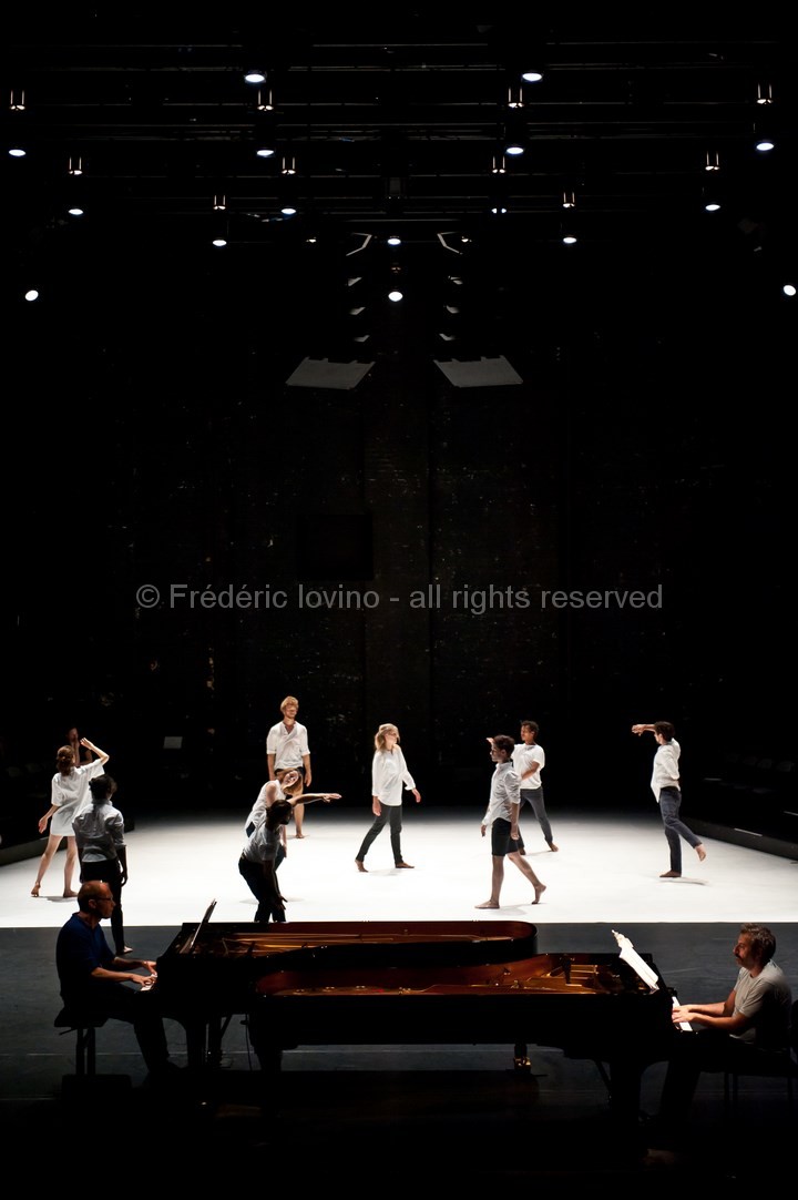 UN SACRE DU PRINTEMPS (Daniel Linehan 2015) Du 11 au 13 juin 2015 à l'opéra de Lille. Chorégraphie Daniel Linehan - Avec: Jean-Luc Plouvier (piano), Alain Franco (piano) - Danseurs: Balazs Busa, Jeanne Colin, Andras Déri, Alexandra Dolgova, Erik Eriksson, Taha Ghauri, James McGinn, Charles Ngombengombe, Krisjanis Sants, Christoffer Schieche, Hagar Tenenbaum, Roman Van Houtven, Thomas Vantuycom, Kathryn Vickers, Tiran Willemse --- Photographie © Frédéric Iovino