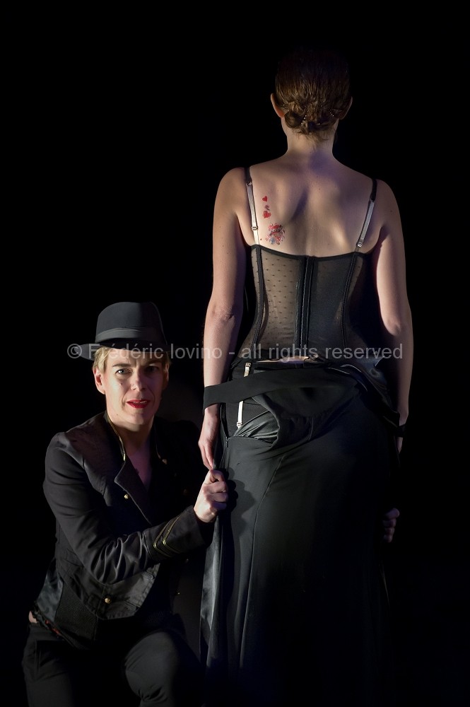 JOHNNY, FAIS-MOI MÂLE ! / Ensemble Virevolte - le 06 février 2016 à Haubourdin - Direction artistique : Aurore Bucher Mise en scène : Clémence Bucher - Avec : Aurore Bucher, Clémence Schaming, Jérémie Arcache, Carjez Gerretsen, Damien Pouvreau - photographie © Frédéric Iovino