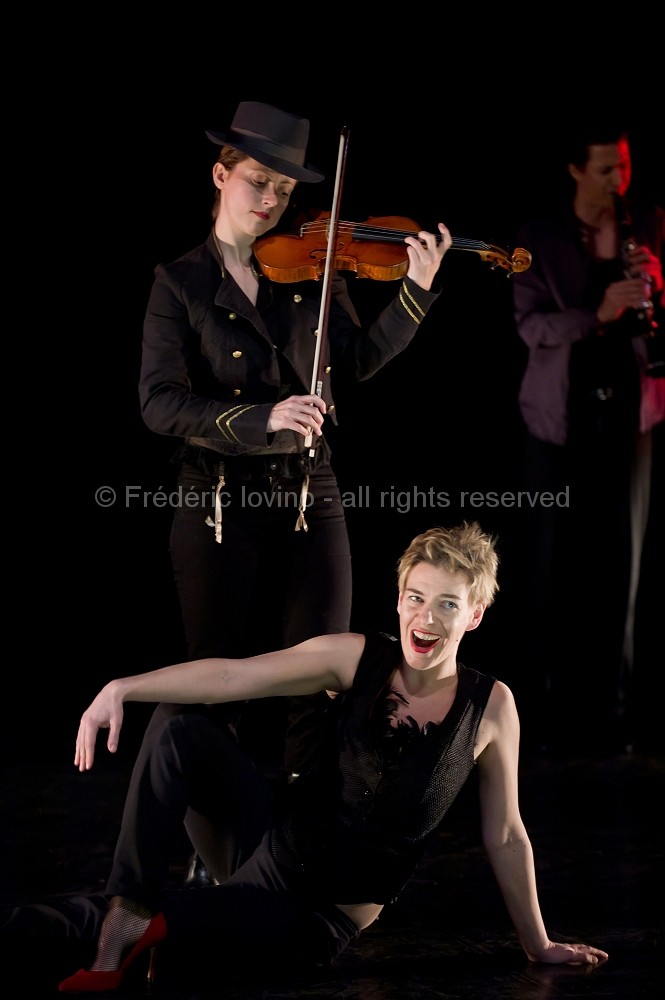 JOHNNY, FAIS-MOI MÂLE ! / Ensemble Virevolte - le 06 février 2016 à Haubourdin - Direction artistique : Aurore Bucher Mise en scène : Clémence Bucher - Avec : Aurore Bucher, Clémence Schaming, Jérémie Arcache, Carjez Gerretsen, Damien Pouvreau - photographie © Frédéric Iovino