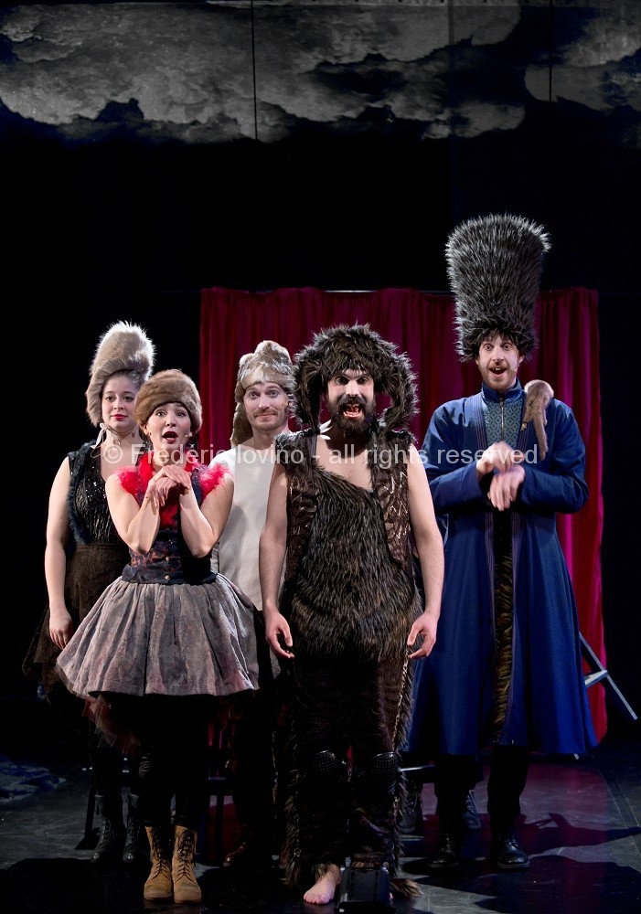 SIT OZFÅRS WYSR / Ensemble 101 & Macompagnie - Auteurs : Jeanne Béziers et Mike Solomon - Mise en Scène : Jeanne Béziers - Interprètes : Marie Perbost , Marie Picaut , Mike Solomon , Ryan Veillet et Mathieu Dubroca - photographies © Frédéric Iovino