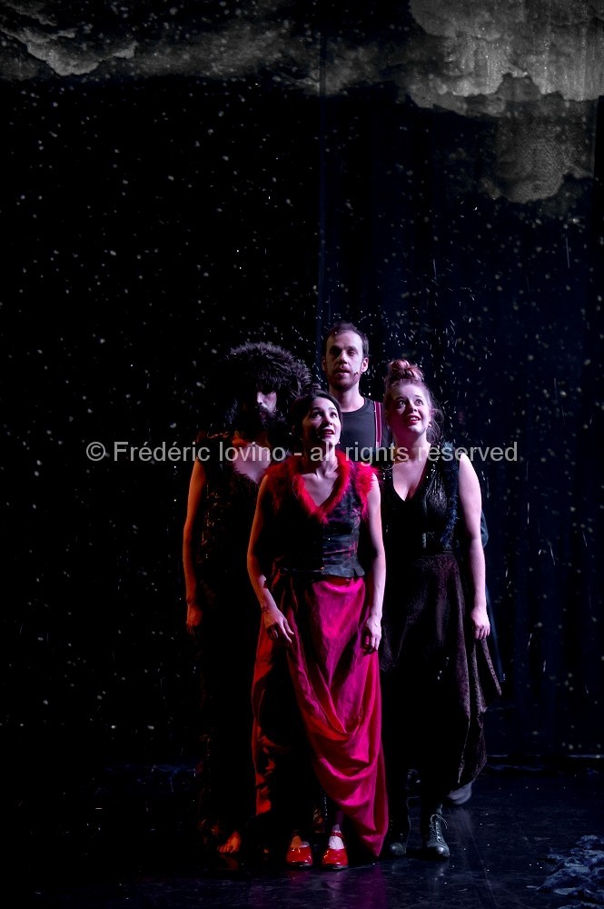 SIT OZFÅRS WYSR / Ensemble 101 & Macompagnie - Auteurs : Jeanne Béziers et Mike Solomon - Mise en Scène : Jeanne Béziers - Interprètes : Marie Perbost , Marie Picaut , Mike Solomon , Ryan Veillet et Mathieu Dubroca - photographies © Frédéric Iovino