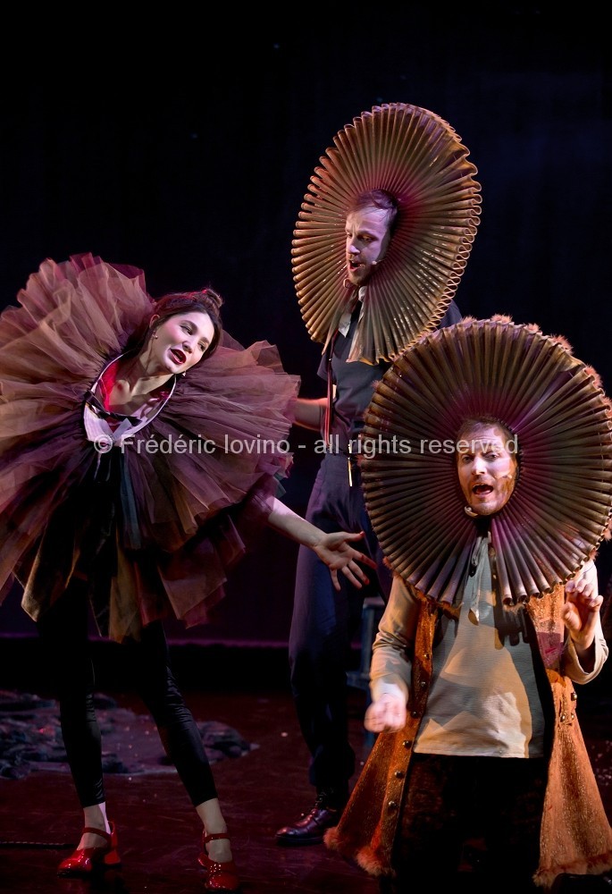 SIT OZFÅRS WYSR / Ensemble 101 & Macompagnie - Auteurs : Jeanne Béziers et Mike Solomon - Mise en Scène : Jeanne Béziers - Interprètes : Marie Perbost , Marie Picaut , Mike Solomon , Ryan Veillet et Mathieu Dubroca - photographies © Frédéric Iovino