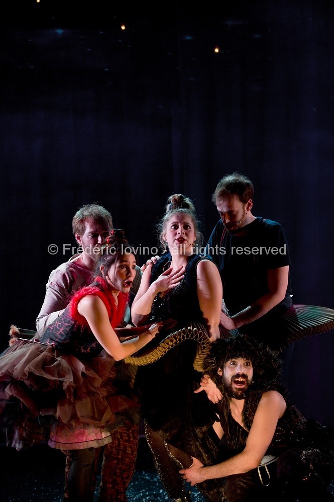 SIT OZFÅRS WYSR / Ensemble 101 & Macompagnie - Auteurs : Jeanne Béziers et Mike Solomon - Mise en Scène : Jeanne Béziers - Interprètes : Marie Perbost , Marie Picaut , Mike Solomon , Ryan Veillet et Mathieu Dubroca - photographies © Frédéric Iovino