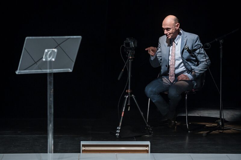 LA VALIDATION le 22 novembre 2023 au théâtre de la Verrière à Lille.
Texte et mise en scène : Antoine Lemaire.
Avec : Cyril Brisse, Muriel Cocquet, Camille Dupond, Céline Dupuis, Bruno Tuchszer. Lumières Vincent Thomas. Création vidéo Sandra Suire.
Photographie © Frédéric Iovino