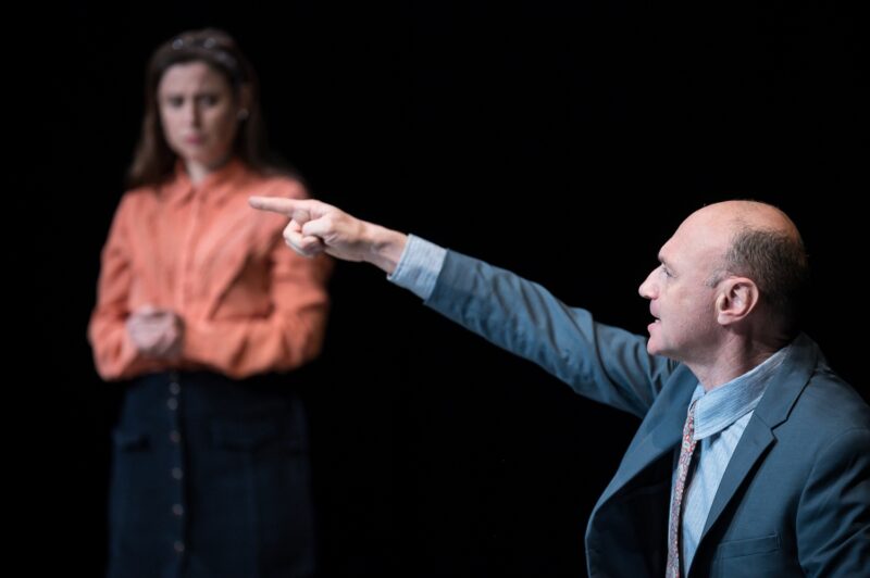 LA VALIDATION le 22 novembre 2023 au théâtre de la Verrière à Lille.
Texte et mise en scène : Antoine Lemaire.
Avec : Cyril Brisse, Muriel Cocquet, Camille Dupond, Céline Dupuis, Bruno Tuchszer. Lumières Vincent Thomas. Création vidéo Sandra Suire.
Photographie © Frédéric Iovino