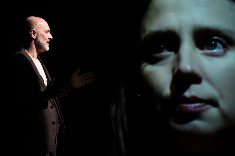 LA VALIDATION le 22 novembre 2023 au théâtre de la Verrière à Lille.
Texte et mise en scène : Antoine Lemaire.
Avec : Cyril Brisse, Muriel Cocquet, Camille Dupond, Céline Dupuis, Bruno Tuchszer. Lumières Vincent Thomas. Création vidéo Sandra Suire.
Photographie © Frédéric Iovino