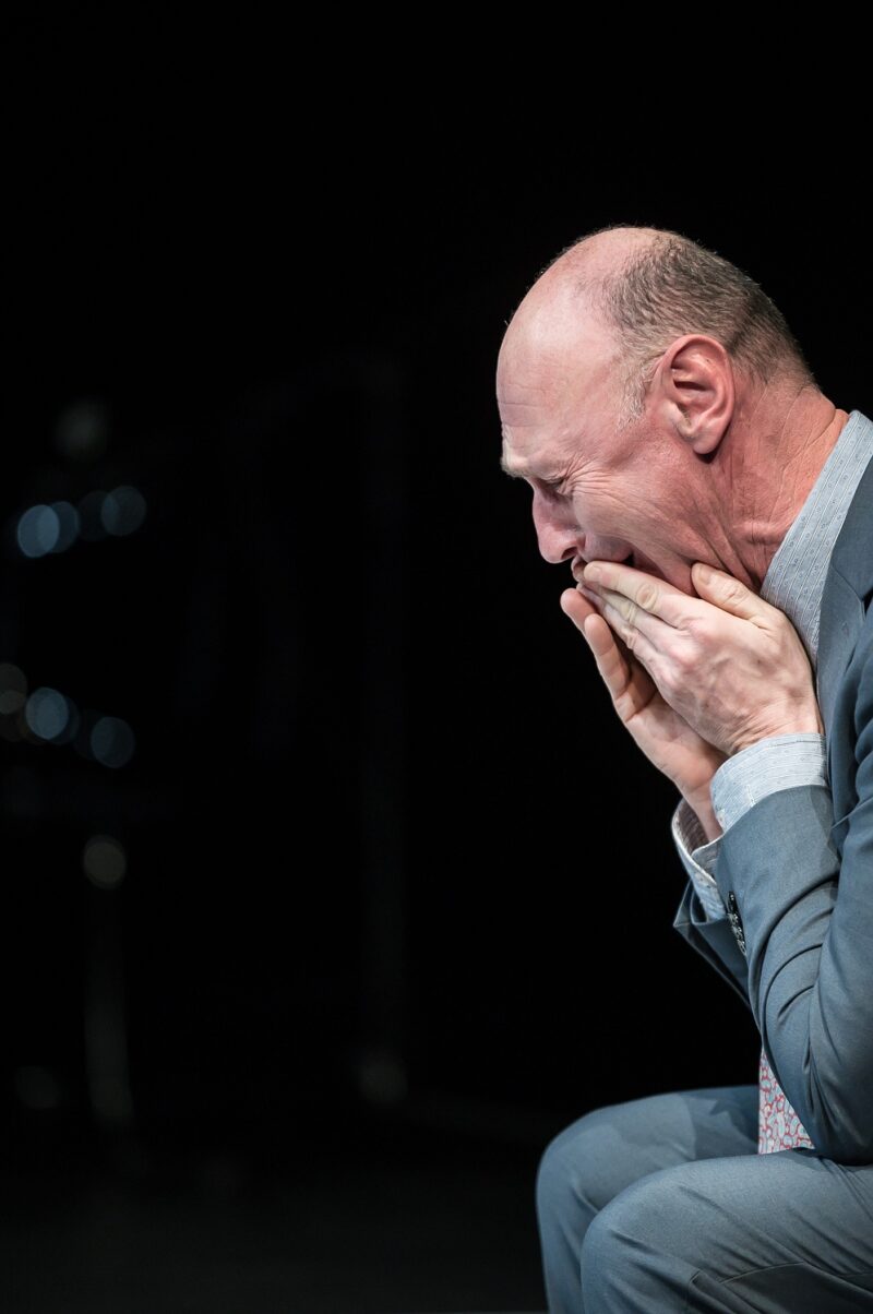 LA VALIDATION le 22 novembre 2023 au théâtre de la Verrière à Lille.
Texte et mise en scène : Antoine Lemaire.
Avec : Cyril Brisse, Muriel Cocquet, Camille Dupond, Céline Dupuis, Bruno Tuchszer. Lumières Vincent Thomas. Création vidéo Sandra Suire.
Photographie © Frédéric Iovino