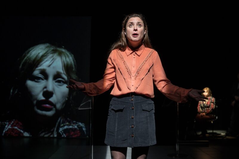 LA VALIDATION le 22 novembre 2023 au théâtre de la Verrière à Lille.
Texte et mise en scène : Antoine Lemaire.
Avec : Cyril Brisse, Muriel Cocquet, Camille Dupond, Céline Dupuis, Bruno Tuchszer. Lumières Vincent Thomas. Création vidéo Sandra Suire.
Photographie © Frédéric Iovino