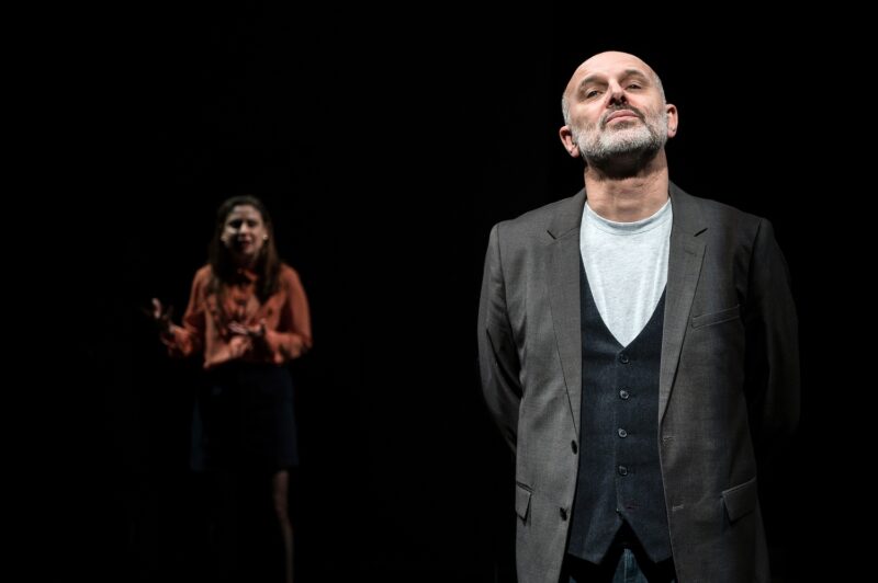 LA VALIDATION le 22 novembre 2023 au théâtre de la Verrière à Lille.
Texte et mise en scène : Antoine Lemaire.
Avec : Cyril Brisse, Muriel Cocquet, Camille Dupond, Céline Dupuis, Bruno Tuchszer. Lumières Vincent Thomas. Création vidéo Sandra Suire.
Photographie © Frédéric Iovino