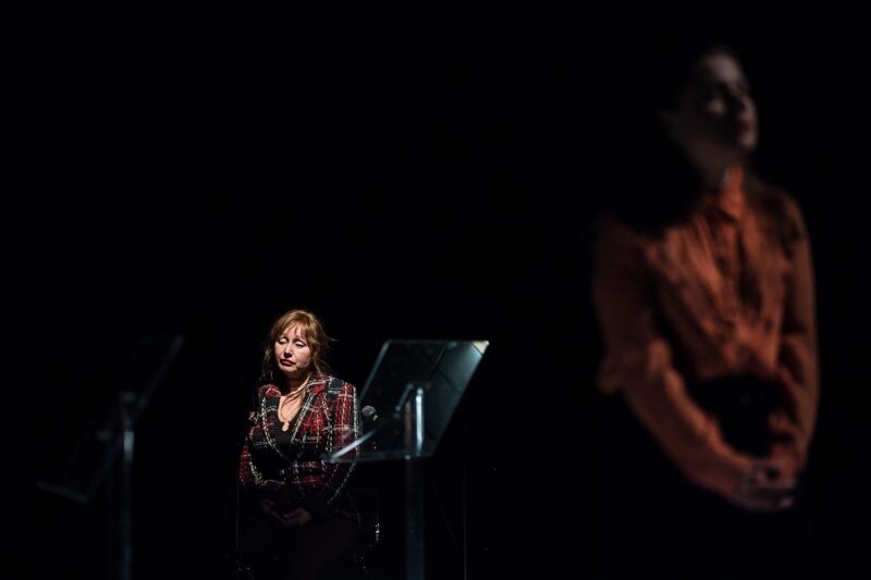 LA VALIDATION le 22 novembre 2023 au théâtre de la Verrière à Lille.
Texte et mise en scène : Antoine Lemaire.
Avec : Cyril Brisse, Muriel Cocquet, Camille Dupond, Céline Dupuis, Bruno Tuchszer. Lumières Vincent Thomas. Création vidéo Sandra Suire.
Photographie © Frédéric Iovino