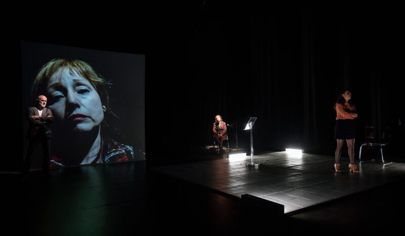 LA VALIDATION le 22 novembre 2023 au théâtre de la Verrière à Lille.
Texte et mise en scène : Antoine Lemaire.
Avec : Cyril Brisse, Muriel Cocquet, Camille Dupond, Céline Dupuis, Bruno Tuchszer. Lumières Vincent Thomas. Création vidéo Sandra Suire.
Photographie © Frédéric Iovino