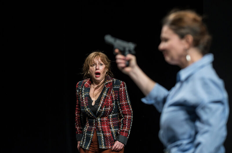LA VALIDATION le 22 novembre 2023 au théâtre de la Verrière à Lille.
Texte et mise en scène : Antoine Lemaire.
Avec : Cyril Brisse, Muriel Cocquet, Camille Dupond, Céline Dupuis, Bruno Tuchszer. Lumières Vincent Thomas. Création vidéo Sandra Suire.
Photographie © Frédéric Iovino