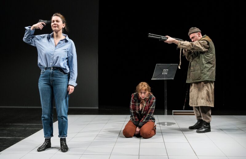 LA VALIDATION le 22 novembre 2023 au théâtre de la Verrière à Lille.
Texte et mise en scène : Antoine Lemaire.
Avec : Cyril Brisse, Muriel Cocquet, Camille Dupond, Céline Dupuis, Bruno Tuchszer. Lumières Vincent Thomas. Création vidéo Sandra Suire.
Photographie © Frédéric Iovino