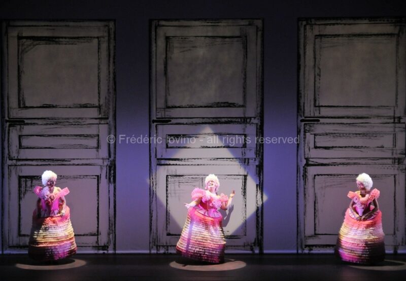 LA METAMORPHOSE - Opéra de Michael Levinas - Mise en scène : Stanislas Nordey - Avec : Fabrice di Falco (Gregor), Magali Léger (La soeur de Gregor), André Heyboer (Le père), Anne Mason (La mère), Simon Bailey (Le fondé de pouvoir), Julie Pasturaud (La femme de peine), Laurent Laberdesque, Simon Bailey, Arnaud Guillou (Les trois locataires) - du 7 au 15 mars 2011 à l'Opéra de Lille - photographie © Frédéric Iovino