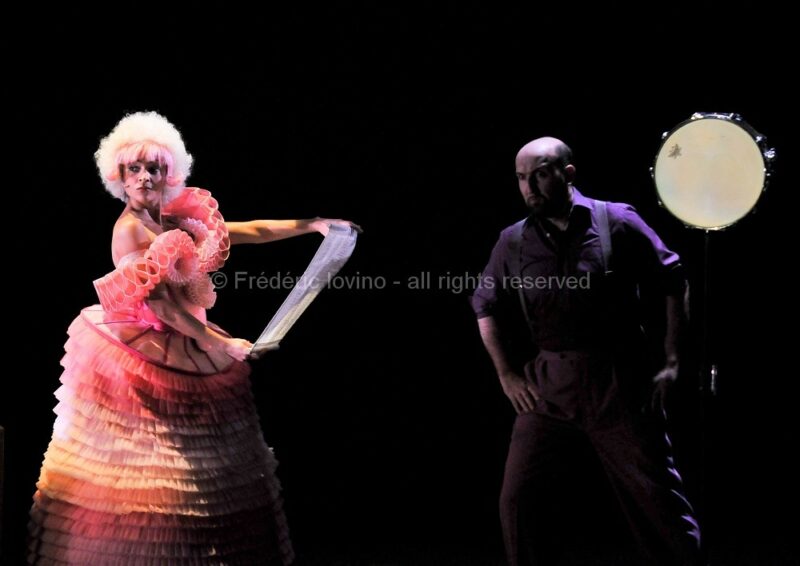 LA METAMORPHOSE - Opéra de Michael Levinas - Mise en scène : Stanislas Nordey - Avec : Fabrice di Falco (Gregor), Magali Léger (La soeur de Gregor), André Heyboer (Le père), Anne Mason (La mère), Simon Bailey (Le fondé de pouvoir), Julie Pasturaud (La femme de peine), Laurent Laberdesque, Simon Bailey, Arnaud Guillou (Les trois locataires) - du 7 au 15 mars 2011 à l'Opéra de Lille - photographie © Frédéric Iovino