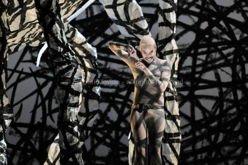 LA METAMORPHOSE - Opéra de Michael Levinas - Mise en scène : Stanislas Nordey - Avec : Fabrice di Falco (Gregor), Magali Léger (La soeur de Gregor), André Heyboer (Le père), Anne Mason (La mère), Simon Bailey (Le fondé de pouvoir), Julie Pasturaud (La femme de peine), Laurent Laberdesque, Simon Bailey, Arnaud Guillou (Les trois locataires) - du 7 au 15 mars 2011 à l'Opéra de Lille - photographie © Frédéric Iovino