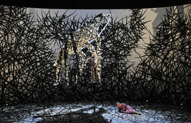 LA METAMORPHOSE - Opéra de Michael Levinas - Mise en scène : Stanislas Nordey - Avec : Fabrice di Falco (Gregor), Magali Léger (La soeur de Gregor), André Heyboer (Le père), Anne Mason (La mère), Simon Bailey (Le fondé de pouvoir), Julie Pasturaud (La femme de peine), Laurent Laberdesque, Simon Bailey, Arnaud Guillou (Les trois locataires) - du 7 au 15 mars 2011 à l'Opéra de Lille - photographie © Frédéric Iovino