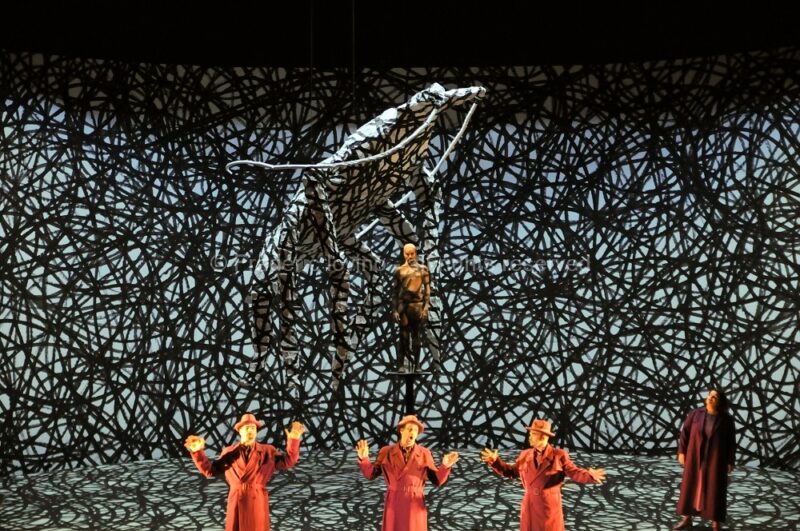 LA METAMORPHOSE - Opéra de Michael Levinas - Mise en scène : Stanislas Nordey - Avec : Fabrice di Falco (Gregor), Magali Léger (La soeur de Gregor), André Heyboer (Le père), Anne Mason (La mère), Simon Bailey (Le fondé de pouvoir), Julie Pasturaud (La femme de peine), Laurent Laberdesque, Simon Bailey, Arnaud Guillou (Les trois locataires) - du 7 au 15 mars 2011 à l'Opéra de Lille - photographie © Frédéric Iovino