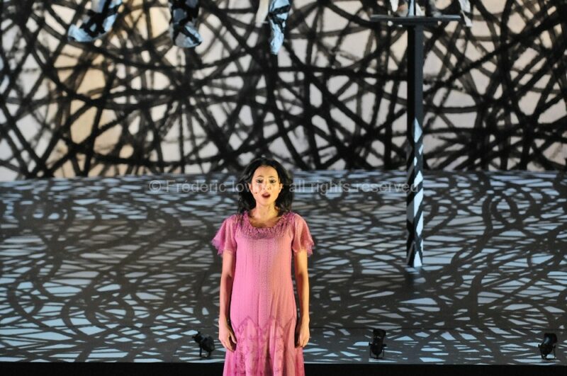 LA METAMORPHOSE - Opéra de Michael Levinas - Mise en scène : Stanislas Nordey - Avec : Fabrice di Falco (Gregor), Magali Léger (La soeur de Gregor), André Heyboer (Le père), Anne Mason (La mère), Simon Bailey (Le fondé de pouvoir), Julie Pasturaud (La femme de peine), Laurent Laberdesque, Simon Bailey, Arnaud Guillou (Les trois locataires) - du 7 au 15 mars 2011 à l'Opéra de Lille - photographie © Frédéric Iovino