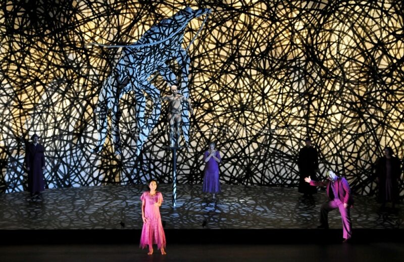 LA METAMORPHOSE - Opéra de Michael Levinas - Mise en scène : Stanislas Nordey - Avec : Fabrice di Falco (Gregor), Magali Léger (La soeur de Gregor), André Heyboer (Le père), Anne Mason (La mère), Simon Bailey (Le fondé de pouvoir), Julie Pasturaud (La femme de peine), Laurent Laberdesque, Simon Bailey, Arnaud Guillou (Les trois locataires) - du 7 au 15 mars 2011 à l'Opéra de Lille - photographie © Frédéric Iovino