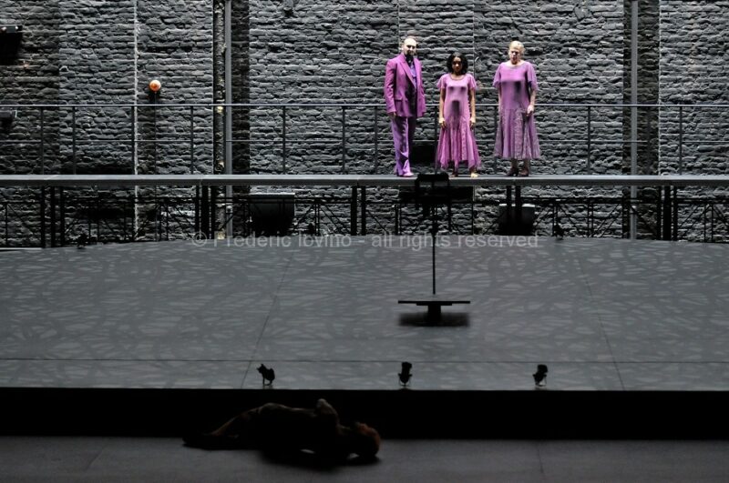 LA METAMORPHOSE - Opéra de Michael Levinas - Mise en scène : Stanislas Nordey - Avec : Fabrice di Falco (Gregor), Magali Léger (La soeur de Gregor), André Heyboer (Le père), Anne Mason (La mère), Simon Bailey (Le fondé de pouvoir), Julie Pasturaud (La femme de peine), Laurent Laberdesque, Simon Bailey, Arnaud Guillou (Les trois locataires) - du 7 au 15 mars 2011 à l'Opéra de Lille - photographie © Frédéric Iovino