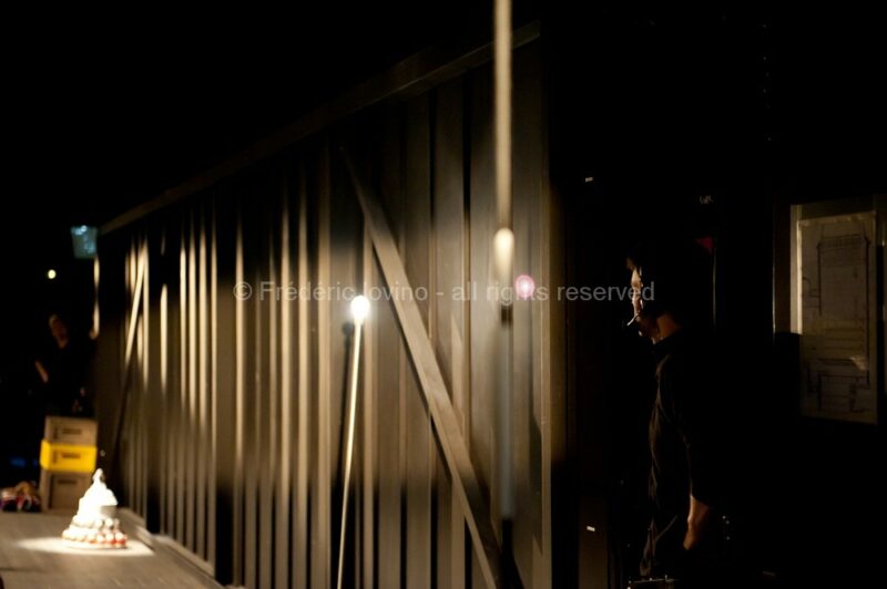 Coulisses et retransmission LE BARBIER DE SEVILLE le 18 mai 2013 à l’Opéra de Lille - Direction musicale: Antonello Allemandi - Mise en scène: Jean-François Sivadier - Avec : Taylor Stayton (Le Comte Almaviva), Tiziano Bracci (Bartolo), Eduarda Melo (Rosine), Armando Noguera (Figaro), Adam Palka (Basilio), Jennifer Rhys-Davies (Berta), Oliver Dunn (Fiorello), Choeur de l’Opéra de Lille - photographie © Frédéric IOVINO