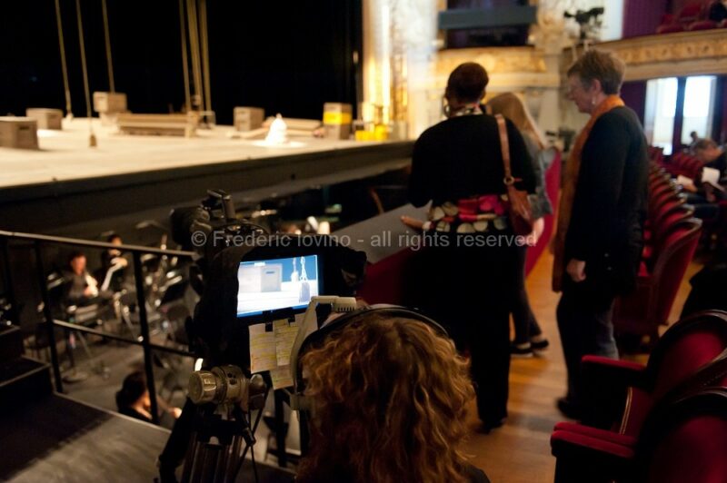 Coulisses et retransmission LE BARBIER DE SEVILLE le 18 mai 2013 à l’Opéra de Lille - Direction musicale: Antonello Allemandi - Mise en scène: Jean-François Sivadier - Avec : Taylor Stayton (Le Comte Almaviva), Tiziano Bracci (Bartolo), Eduarda Melo (Rosine), Armando Noguera (Figaro), Adam Palka (Basilio), Jennifer Rhys-Davies (Berta), Oliver Dunn (Fiorello), Choeur de l’Opéra de Lille - photographie © Frédéric IOVINO