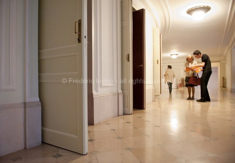 Coulisses et retransmission LE BARBIER DE SEVILLE le 18 mai 2013 à l’Opéra de Lille - Direction musicale: Antonello Allemandi - Mise en scène: Jean-François Sivadier - Avec : Taylor Stayton (Le Comte Almaviva), Tiziano Bracci (Bartolo), Eduarda Melo (Rosine), Armando Noguera (Figaro), Adam Palka (Basilio), Jennifer Rhys-Davies (Berta), Oliver Dunn (Fiorello), Choeur de l’Opéra de Lille - photographie © Frédéric IOVINO