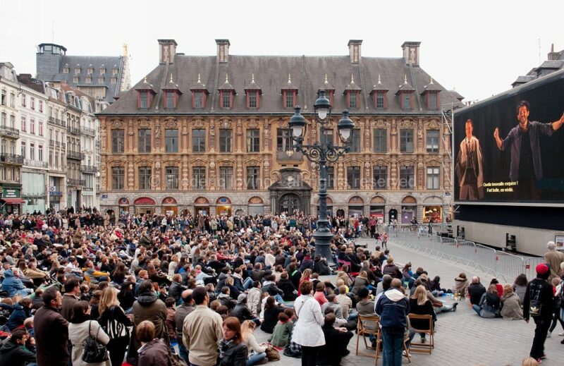 Coulisses et retransmission LE BARBIER DE SEVILLE le 18 mai 2013 à l’Opéra de Lille - Direction musicale: Antonello Allemandi - Mise en scène: Jean-François Sivadier - Avec : Taylor Stayton (Le Comte Almaviva), Tiziano Bracci (Bartolo), Eduarda Melo (Rosine), Armando Noguera (Figaro), Adam Palka (Basilio), Jennifer Rhys-Davies (Berta), Oliver Dunn (Fiorello), Choeur de l’Opéra de Lille - photographie © Frédéric IOVINO