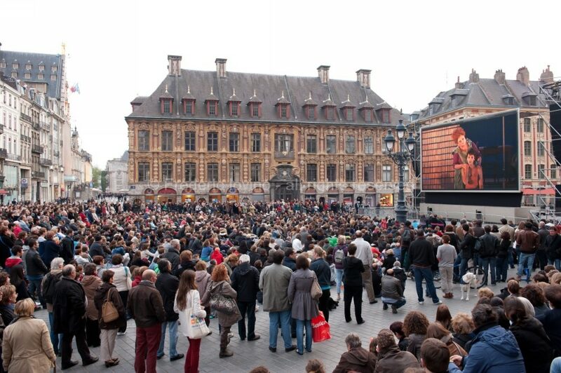 Coulisses et retransmission LE BARBIER DE SEVILLE le 18 mai 2013 à l’Opéra de Lille - Direction musicale: Antonello Allemandi - Mise en scène: Jean-François Sivadier - Avec : Taylor Stayton (Le Comte Almaviva), Tiziano Bracci (Bartolo), Eduarda Melo (Rosine), Armando Noguera (Figaro), Adam Palka (Basilio), Jennifer Rhys-Davies (Berta), Oliver Dunn (Fiorello), Choeur de l’Opéra de Lille - photographie © Frédéric IOVINO