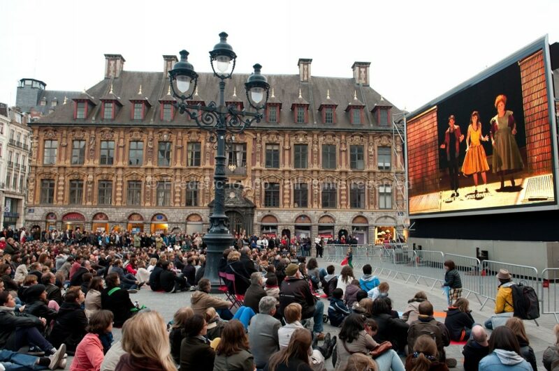 Coulisses et retransmission LE BARBIER DE SEVILLE le 18 mai 2013 à l’Opéra de Lille - Direction musicale: Antonello Allemandi - Mise en scène: Jean-François Sivadier - Avec : Taylor Stayton (Le Comte Almaviva), Tiziano Bracci (Bartolo), Eduarda Melo (Rosine), Armando Noguera (Figaro), Adam Palka (Basilio), Jennifer Rhys-Davies (Berta), Oliver Dunn (Fiorello), Choeur de l’Opéra de Lille - photographie © Frédéric IOVINO