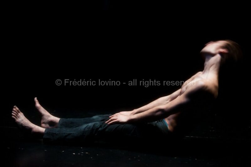 JE SUIS DE DOS (Kevin Lévêque 2013)du 16 au 19 octobre 2013 au Théâtre de la Verrière à Lille.Conception &amp; mise en scène : Kévin LévêqueAvec: Fabíola Augusta, Béata Banasik, Mélanie Favre, Léo Lequeuche, Joël Serra - Photographie © Frédéric Iovino