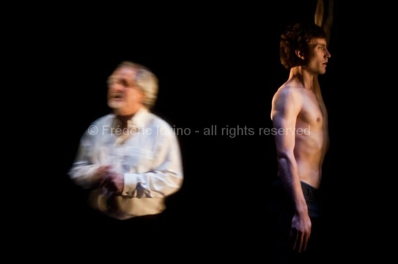 JE SUIS DE DOS (Kevin Lévêque 2013)du 16 au 19 octobre 2013 au Théâtre de la Verrière à Lille.Conception &amp; mise en scène : Kévin LévêqueAvec: Fabíola Augusta, Béata Banasik, Mélanie Favre, Léo Lequeuche, Joël Serra - Photographie © Frédéric Iovino