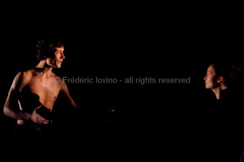 JE SUIS DE DOS (Kevin Lévêque 2013)du 16 au 19 octobre 2013 au Théâtre de la Verrière à Lille.Conception &amp; mise en scène : Kévin LévêqueAvec: Fabíola Augusta, Béata Banasik, Mélanie Favre, Léo Lequeuche, Joël Serra - Photographie © Frédéric Iovino