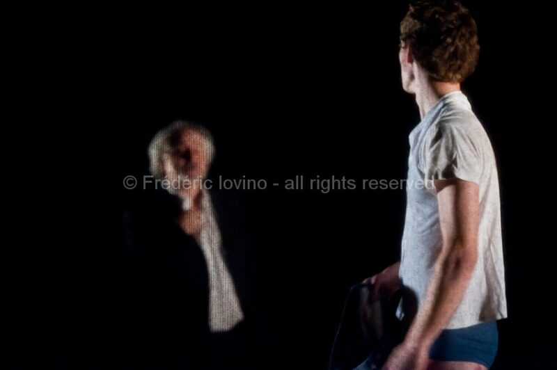 JE SUIS DE DOS (Kevin Lévêque 2013)du 16 au 19 octobre 2013 au Théâtre de la Verrière à Lille.Conception &amp; mise en scène : Kévin LévêqueAvec: Fabíola Augusta, Béata Banasik, Mélanie Favre, Léo Lequeuche, Joël Serra - Photographie © Frédéric Iovino