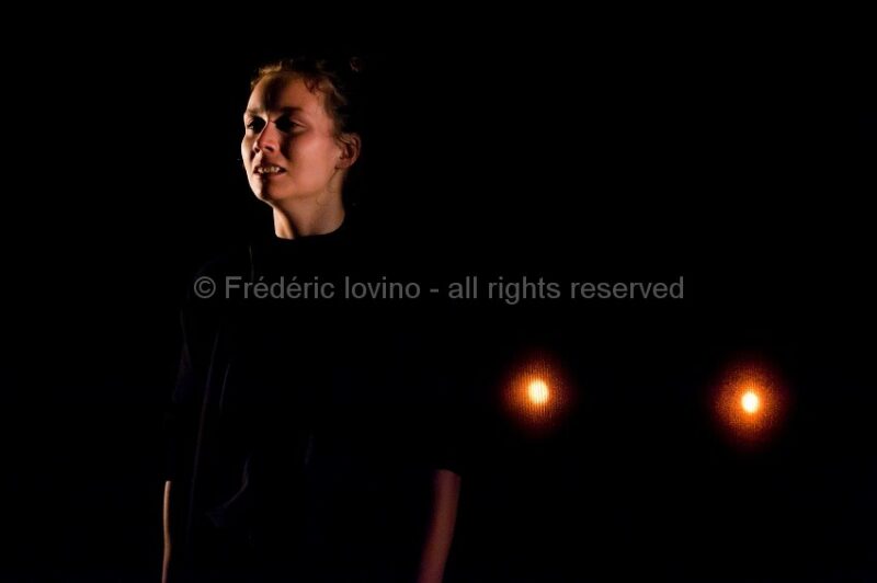 JE SUIS DE DOS (Kevin Lévêque 2013)du 16 au 19 octobre 2013 au Théâtre de la Verrière à Lille.Conception &amp; mise en scène : Kévin LévêqueAvec: Fabíola Augusta, Béata Banasik, Mélanie Favre, Léo Lequeuche, Joël Serra - Photographie © Frédéric Iovino