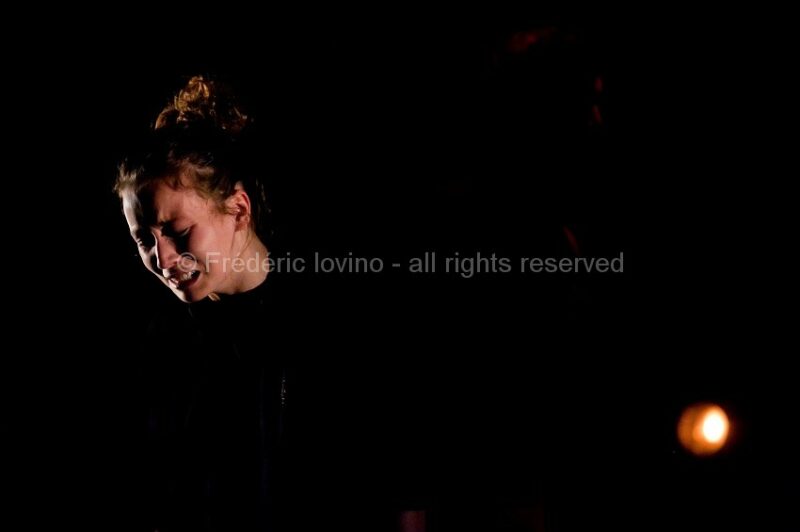 JE SUIS DE DOS (Kevin Lévêque 2013)du 16 au 19 octobre 2013 au Théâtre de la Verrière à Lille.Conception &amp; mise en scène : Kévin LévêqueAvec: Fabíola Augusta, Béata Banasik, Mélanie Favre, Léo Lequeuche, Joël Serra - Photographie © Frédéric Iovino