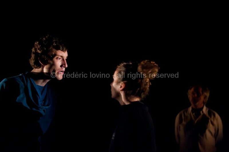 JE SUIS DE DOS (Kevin Lévêque 2013)du 16 au 19 octobre 2013 au Théâtre de la Verrière à Lille.Conception &amp; mise en scène : Kévin LévêqueAvec: Fabíola Augusta, Béata Banasik, Mélanie Favre, Léo Lequeuche, Joël Serra - Photographie © Frédéric Iovino